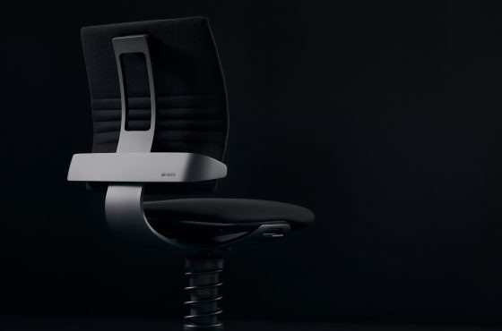 Ein schwarzer aeris 3Dee Bürostuhl auf schwarzem Hintergrund
