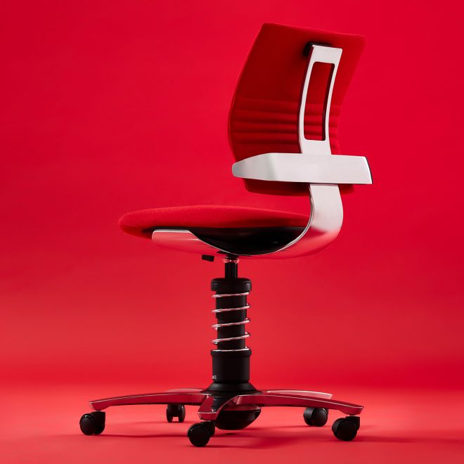 Ein roter aeris 3Dee Bürostuhl auf rotem Hintergrund