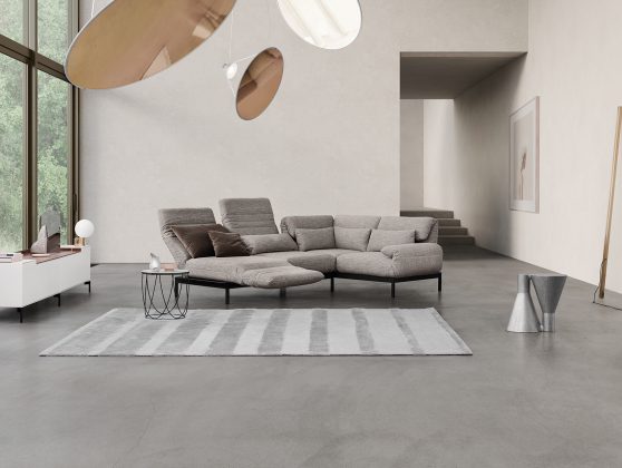 Ein graues Rolf Benz Plura Sofa in einem Wohnzimmer