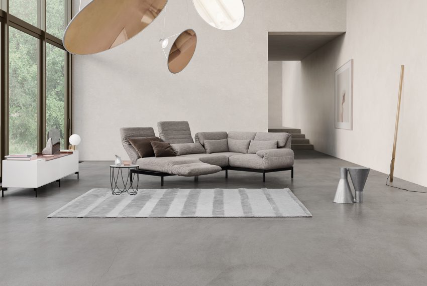Ein graues Rolf Benz Plura Sofa in einem Wohnzimmer