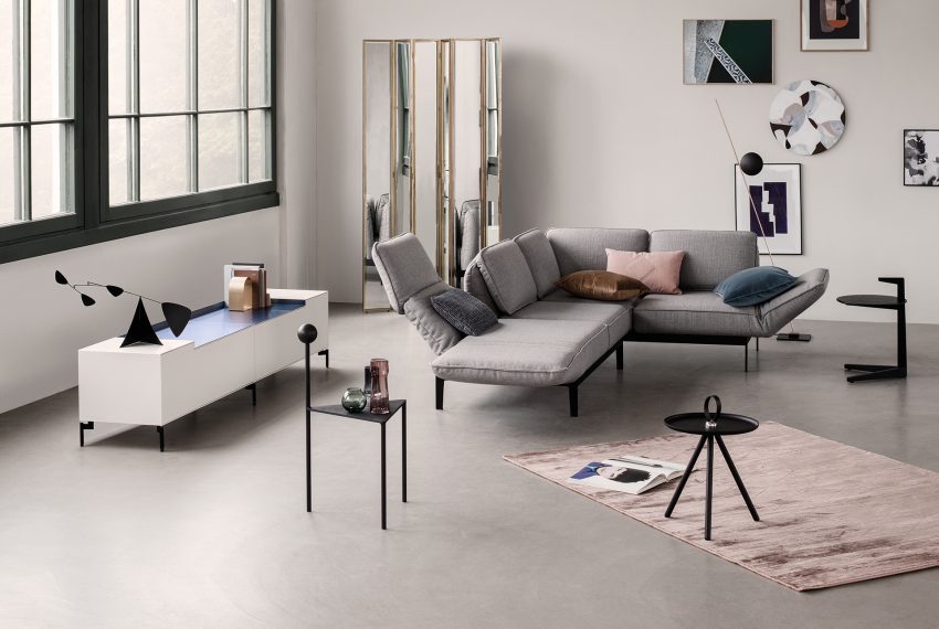 Ein graues Rolf Benz Mera Sofa in einem Wohnzimmer