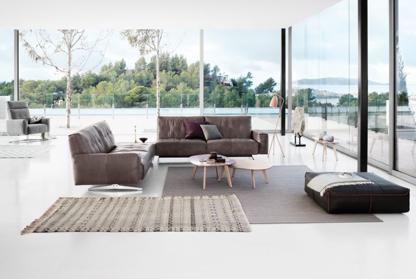 Ein Rolf Benz 50 Sofa in einem Wohnzimmer mit Fensterfront