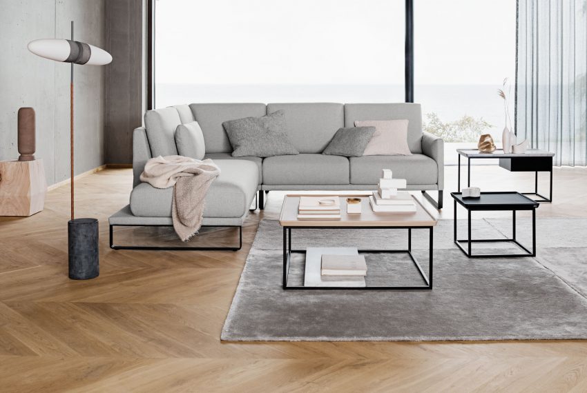 Ein graues Rolf Benz Cara Sofa in einem Wohnzimmer