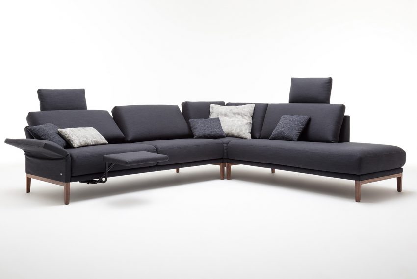 Ein schwarzes Rolf Benz Cara Sofa auf grauem Hintergrund