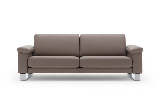 Ein Rolf Benz Ego Sofa auf weißem Hintergrund