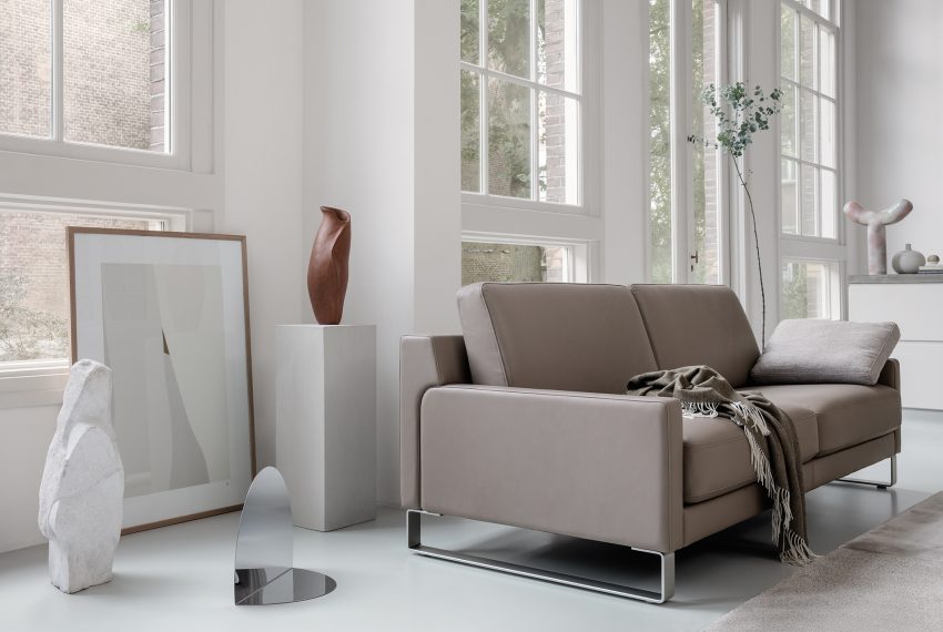Ein Rolf Benz Ego Sofa in einem Wohnzimmer umgeben von Kunst