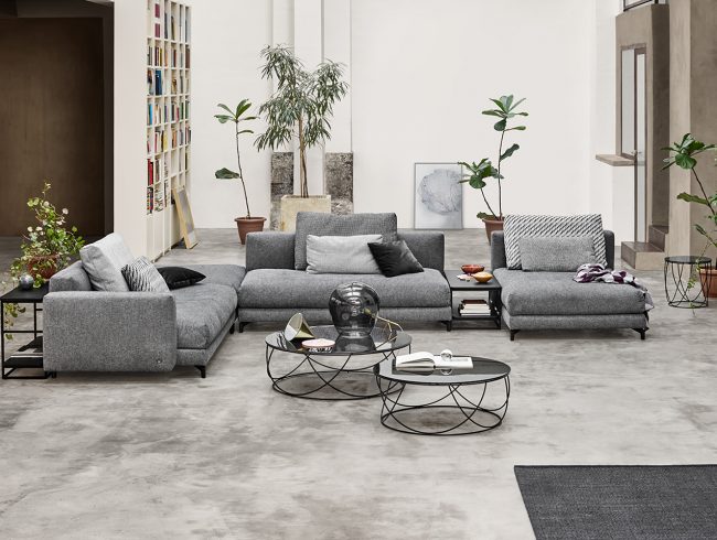 Ein graues Rolf Benz Nuvola Sofa in einem Wohnzimmer