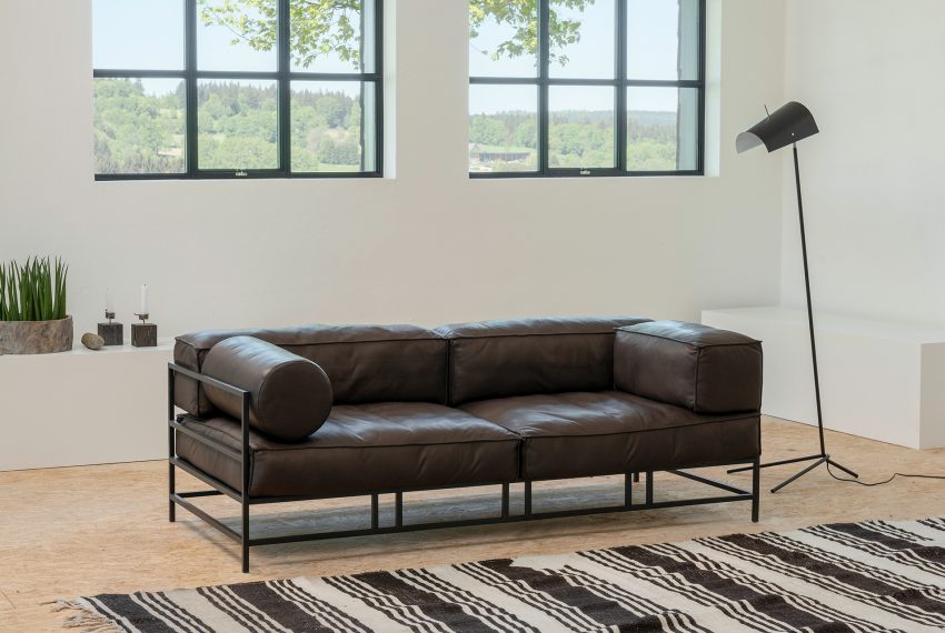 Ein brühl Easy Pieces Zweisitzer Sofa aus Leder