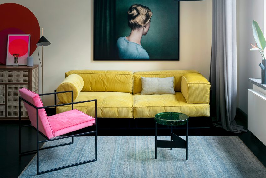 Ein gelbes brühl Easy Pieces Zweisitzer Sofa