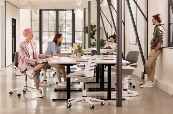 Mehrere Personen sitzen auf aeris Numo Task Stühlen in einem offenen Büro.