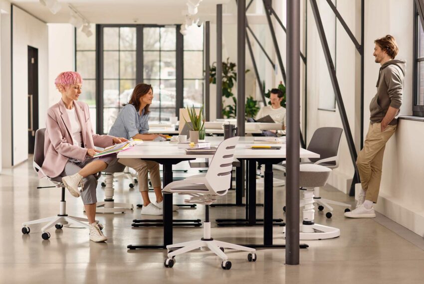 Mehrere Personen sitzen auf aeris Numo Task Stühlen in einem offenen Büro.